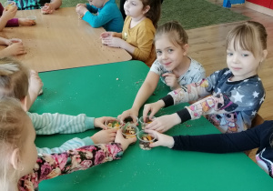 Dzieci prezentują deser ze słodkich warstw ziemi